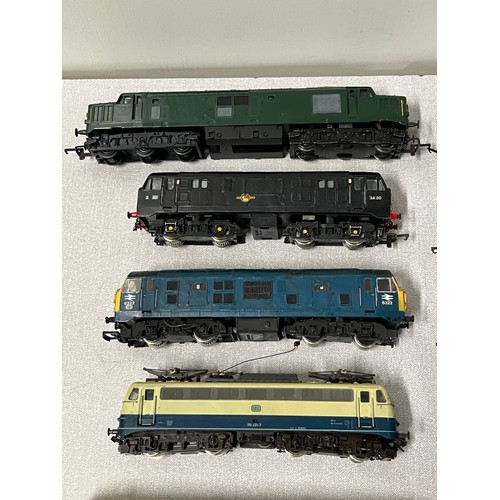 79 - 4 model railway engines & 9 carriages