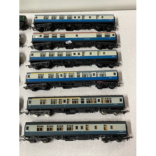 79 - 4 model railway engines & 9 carriages