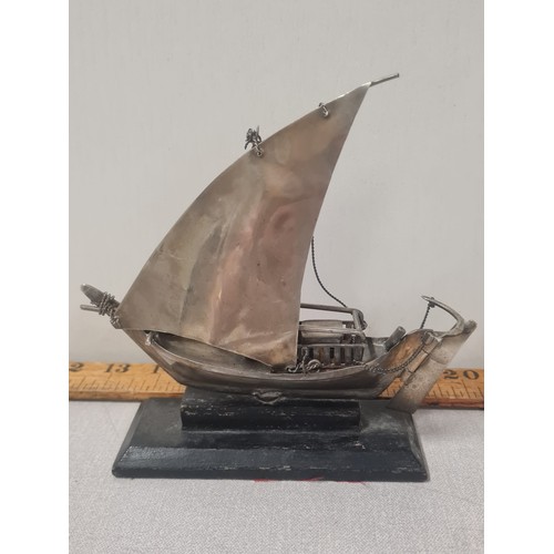 174 - 2 unmarked silver ships.
largest 16cm x 16cm