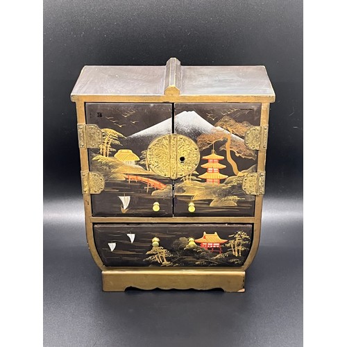 47 - chinoiserie patterned lacquered jewellery box
22cm x 18cm