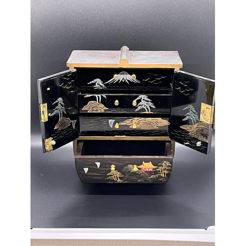 47 - chinoiserie patterned lacquered jewellery box
22cm x 18cm