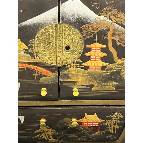 47 - chinoiserie patterned lacquered jewellery box
22cm x 18cm