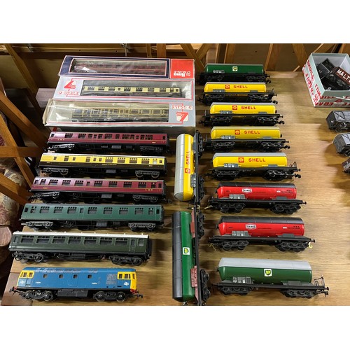 52 - collection of lima o gauge  railwayana to include 1 x engine d6524,  8 x carriages 3 boxed, 10 petro... 