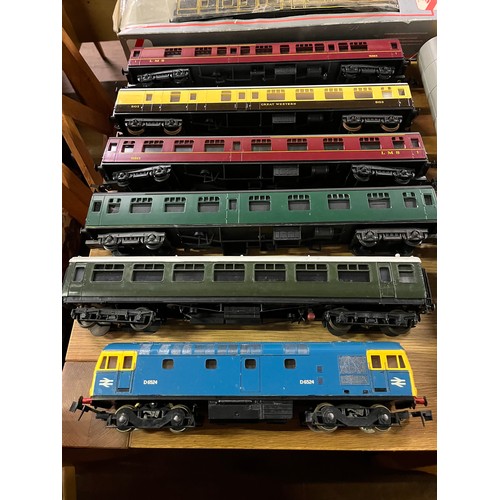 52 - collection of lima o gauge  railwayana to include 1 x engine d6524,  8 x carriages 3 boxed, 10 petro... 