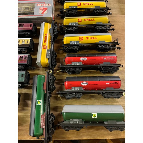 52 - collection of lima o gauge  railwayana to include 1 x engine d6524,  8 x carriages 3 boxed, 10 petro... 