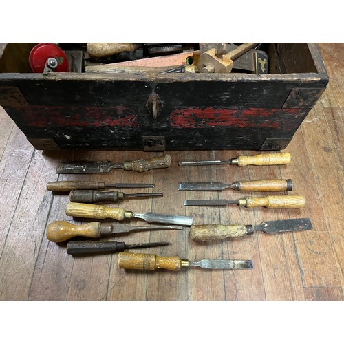 86 - box of vintage tools to include chisels etc toolbox 62x32cm