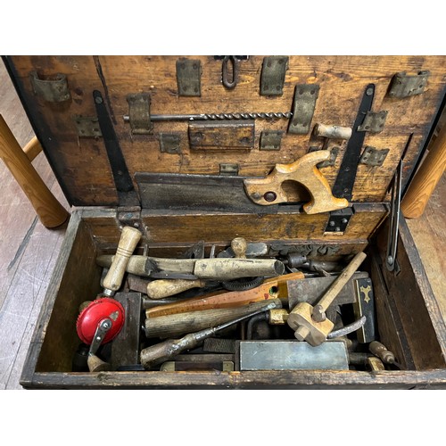 86 - box of vintage tools to include chisels etc toolbox 62x32cm