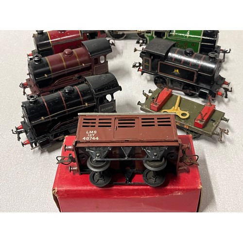 97 - collection of o gauge clockwork engines , E1801,60199, 3 82011, 5600, lner460, lms 2270, plus key , ... 