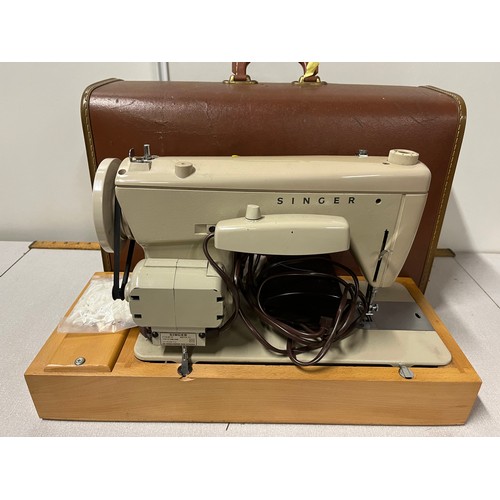 424 - Singer sewing machine fashion mate model 237