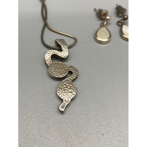95 - silver chain , pendant & earing set