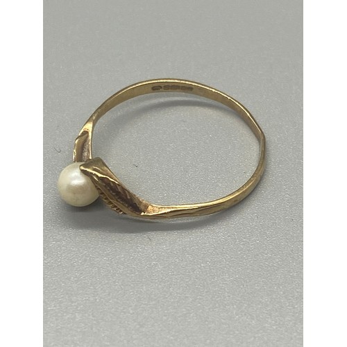 198 - 9ct gold & pearl ring.
1.1g