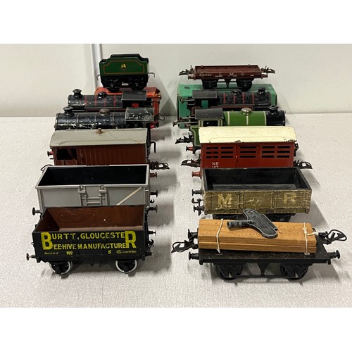 206 - collection of 4 hornby o gauge clockwork engines to include 60199, lner460, 2 x 3 82011, plus key , ... 