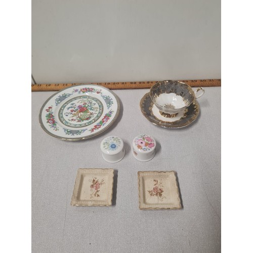 320 - Selection of ceramics to include Queen Anne cup & saucer, 2 Antique butter pats, 2 Wedgwood trinkets... 