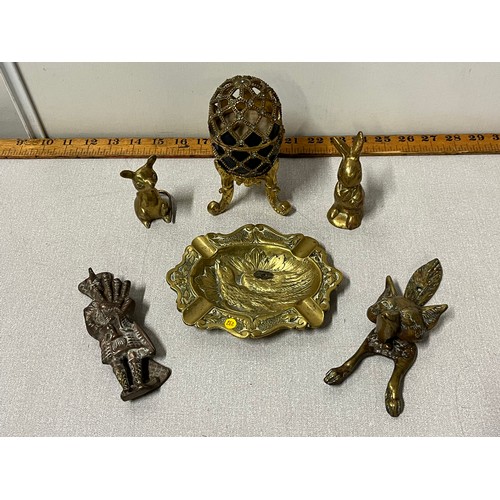 129 - Selection of brass to include fox & piper door knockers etc.