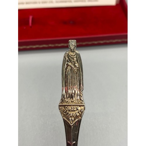85 - boxed silver spoon to commemorate the queens 25th year on the throne