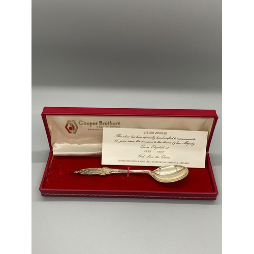 85 - boxed silver spoon to commemorate the queens 25th year on the throne