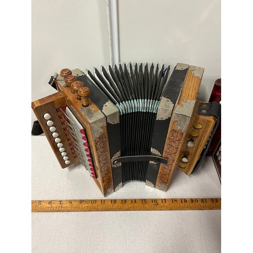 29 - Cajun accordion & German accordion