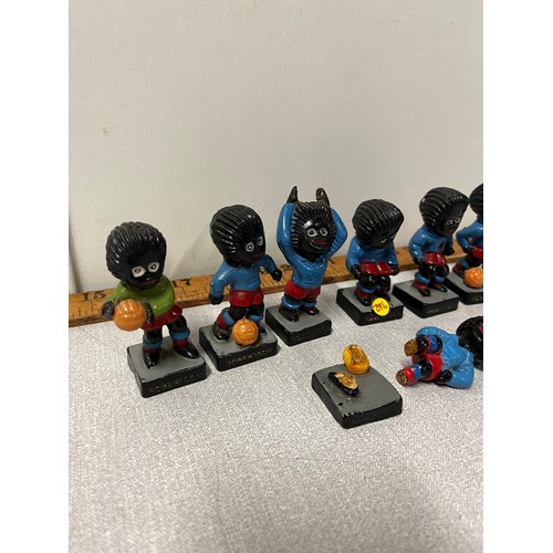 61 - 7 x Robertsons Jam Golly football figures (some damaged)