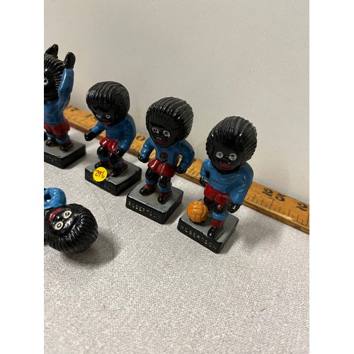 61 - 7 x Robertsons Jam Golly football figures (some damaged)