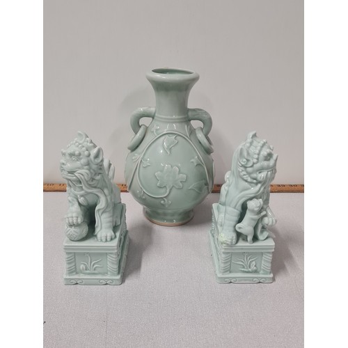 192 - Chinese celadon porcelain vase & fu dogs (1 damaged)
Foo dogs stand 20cm h