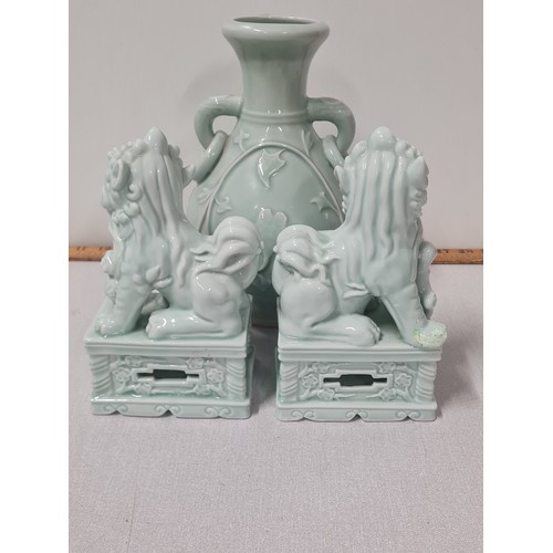 192 - Chinese celadon porcelain vase & fu dogs (1 damaged)
Foo dogs stand 20cm h