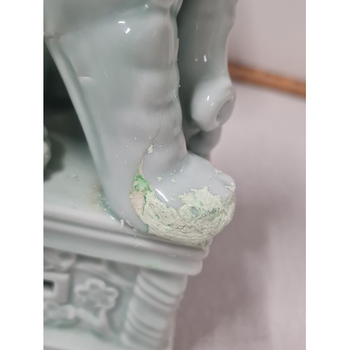 192 - Chinese celadon porcelain vase & fu dogs (1 damaged)
Foo dogs stand 20cm h