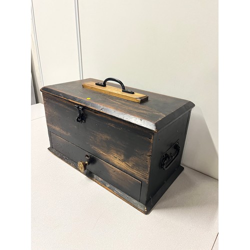 516 - Vintage deeds box with drawer.
44cm x 24cm x 25cm