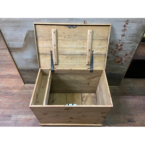 72 - Victorian pitch pine storage box.
87cm x 47cm x 60cm