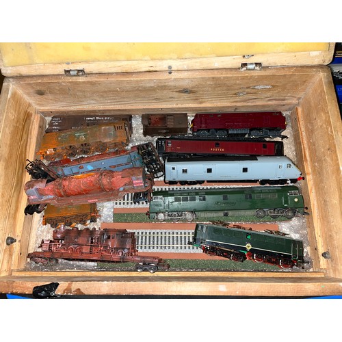 7 - collection of railway ana to include hornby dublo & lima engines, boxed assorted carriages , & rolli... 