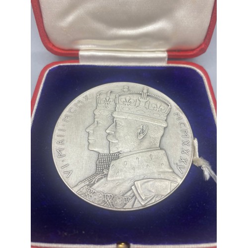 9 - 1910 -35 george vi & queen mary silver jubilee silver medal in presentation box