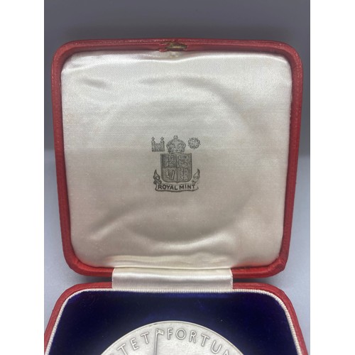 9 - 1910 -35 george vi & queen mary silver jubilee silver medal in presentation box