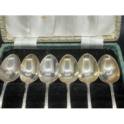 17 - Set of 6 silver hallmarked spoons 1918 in original box.