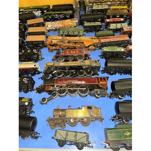 36 - General railwayana collection to include railway engines (6) & large quantity of assorted rolling st... 