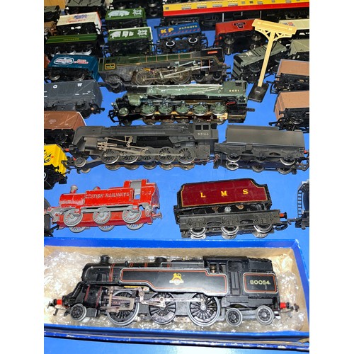 37 - General railwayana collection to include engines (6) & large quantity of carriages & rolling stock t... 