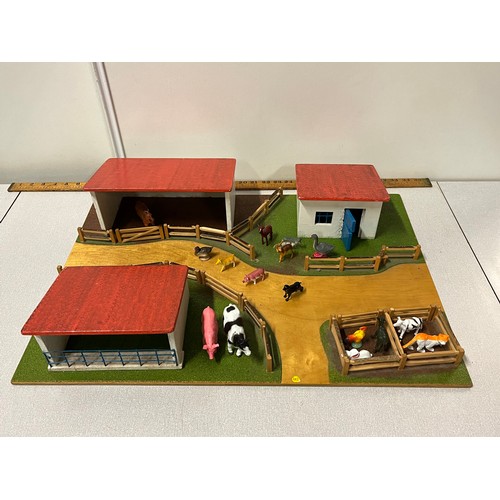 160 - Handmade farm with animals.