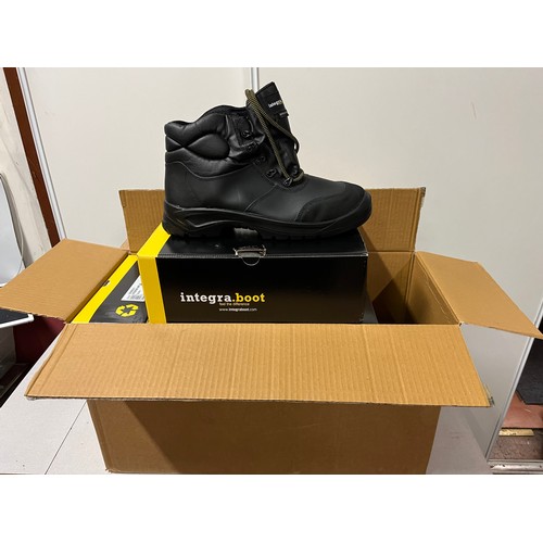 221 - 5 pairs of new Integra work boots size 13