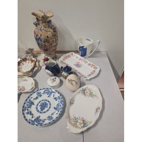 441 - Selection of ceramics to include Pair of Satsuma vases (AF) Mason's 'Mandalay', Coalport & Wedgwood ... 