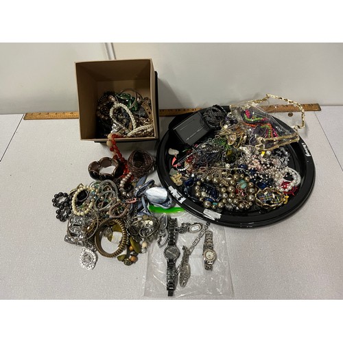 484 - Large selection of costume jewellery.