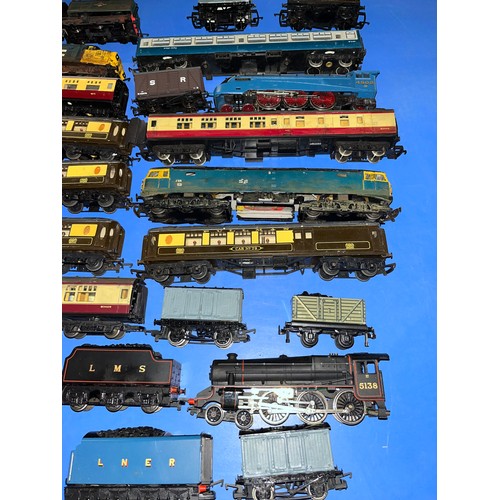 170 - Large collection of railwayana comprising 34 items engines, carriages & rolling stock to include mai... 