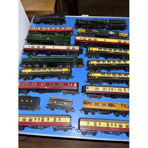 170 - Large collection of railwayana comprising 34 items engines, carriages & rolling stock to include mai... 