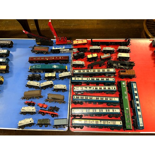 171 - Large collection of railwayana comprising 43 items to include engines, carriages & rolling stock to ... 