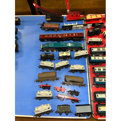 171 - Large collection of railwayana comprising 43 items to include engines, carriages & rolling stock to ... 