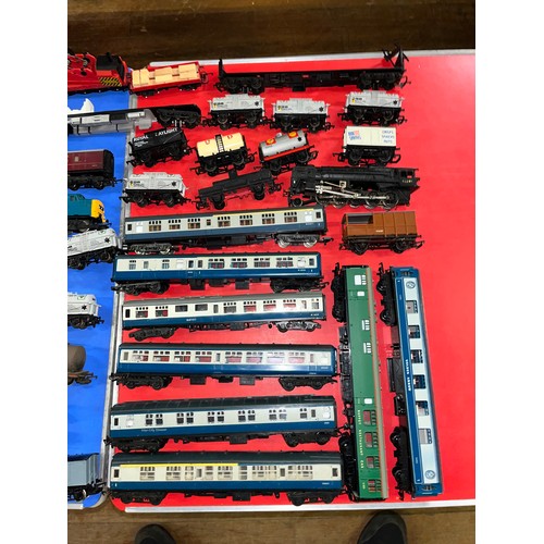 171 - Large collection of railwayana comprising 43 items to include engines, carriages & rolling stock to ... 