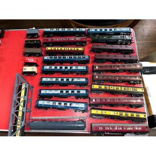 172 - Large collection of railwayana comprising 27 items to include engines, carriages & rolling stock to ... 