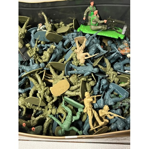 19 - quantity of vintage plastic soldiers