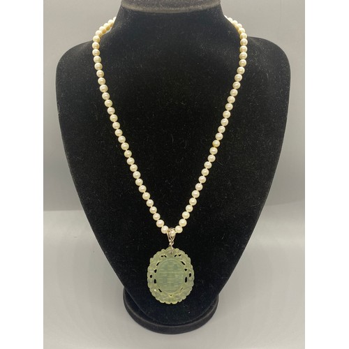 85 - jade and pearl necklace with silver fastenings