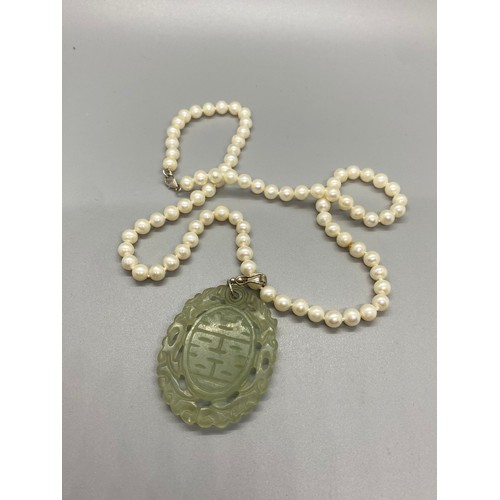 85 - jade and pearl necklace with silver fastenings