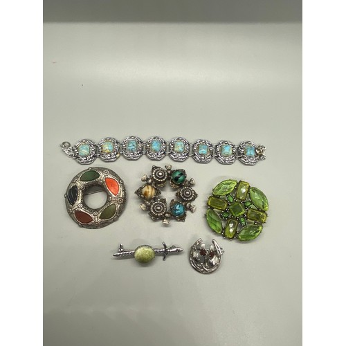 162 - 5 vintage scottish broches and white metal bracelet