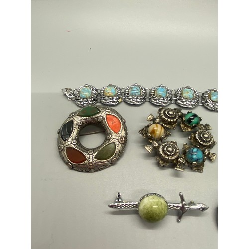 162 - 5 vintage scottish broches and white metal bracelet