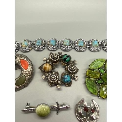 162 - 5 vintage scottish broches and white metal bracelet